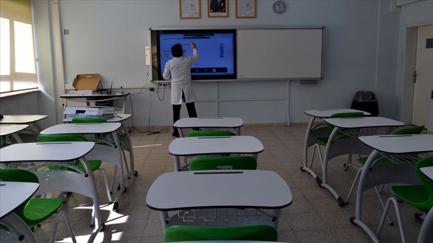 Öğretmenler Online Dersi Sınıflarda anlatıyor